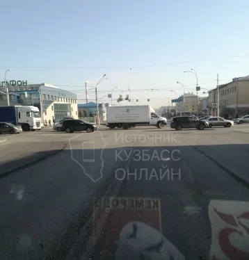 Фото: Власти ответили на предложение изменить режим работы светофора в центре Кемерова 1