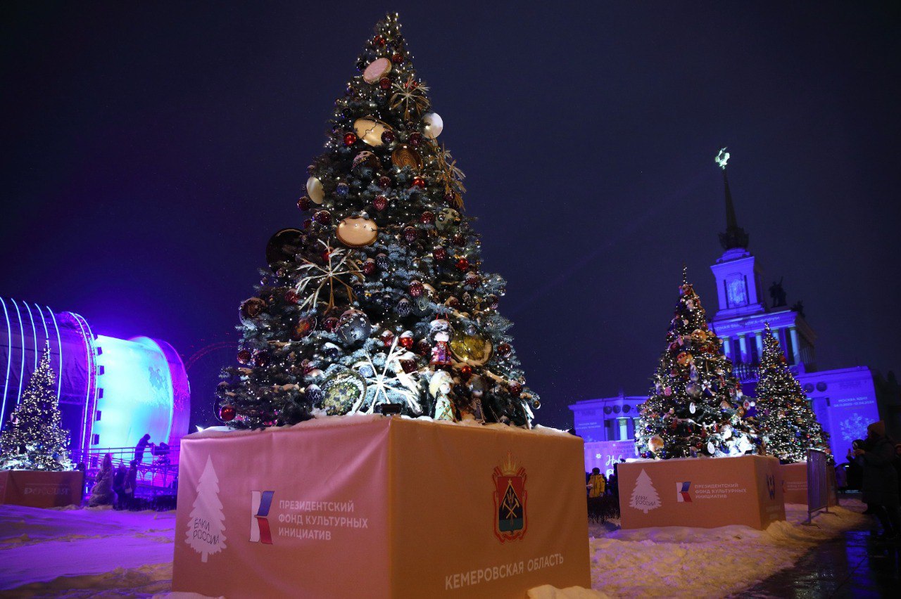 Сергей Цивилёв пригласил на новогоднюю ель Кузбасса, которая зажглась в Москве