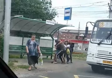 Фото: На кемеровской остановке произошла драка между водителем маршрутки и пассажиром 1