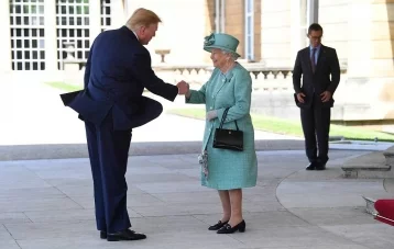 Фото: Королева Елизавета II приняла Трампа в Букингемском дворце 1