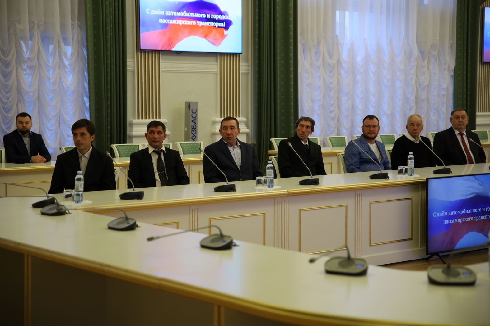 В Кузбассе наградили медалями работников пассажирского транспорта ко Дню автомобилиста