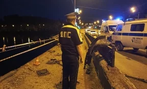 В Нижнем Тагиле Lexus упал с моста в воду, водитель и две пассажирки погибли 