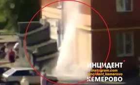 Очевидцы: в Кемерове в многоквартирном доме прорвало трубу с кипятком