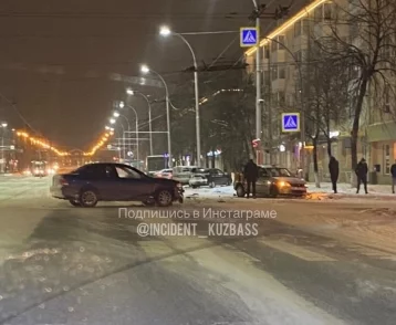 Фото: Момент серьёзного ДТП возле Парка Ангелов в Кемерове попал на видео 1