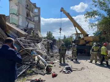 Фото: МЧС: в Нижнем Тагиле при взрыве газа обрушились два подъезда пятиэтажного дома 1