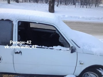 Фото: Соцсети: в Кемерове хулиганы разбили стёкла у нескольких автомобилей 1