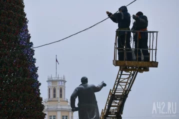 Фото: В Кемерове завершается монтаж главной новогодней ели Кузбасса 1