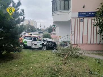 Фото: В Москве подростки угнали каршеринговый авто и врезались в дом: есть погибшие 2