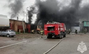 В МЧС показали кадры с места пожара в гаражном боксе в Новокузнецке