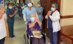 Врачи проводили вылечившуюся от коронавируса 85-летнюю бабушку аплодисментами