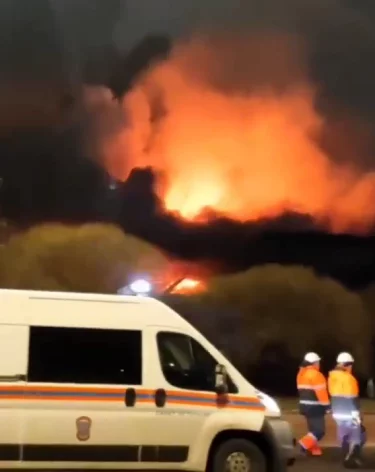 В Санкт-Петербурге загорелось здание Правобережного рынка