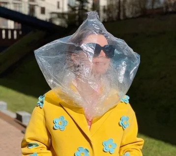 Фото: Новая жена Петросяна прогулялась с пакетом на голове 1