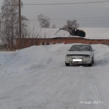 Фото: В кузбасском городе из-за снега обрушилась часть крыши многоквартирного дома  1