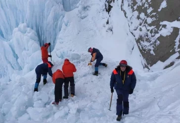 Фото: Четырёх человек извлекли из-под завалов ледника на Камчатке 2