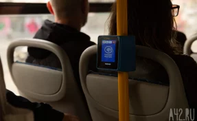 «Каток на колёсах»: кемеровчане пожаловались на скользкие полы в автобусах