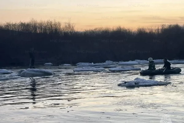 В Забайкалье спасатели сняли двоих детей с дрейфовавшей по реке льдины