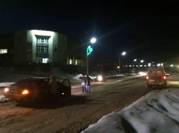 Фото: Соцсети: в Кузбассе Mercedes сбил троих детей на пешеходном переходе 1