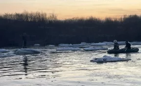 В Забайкалье спасатели сняли двоих детей с дрейфовавшей по реке льдины