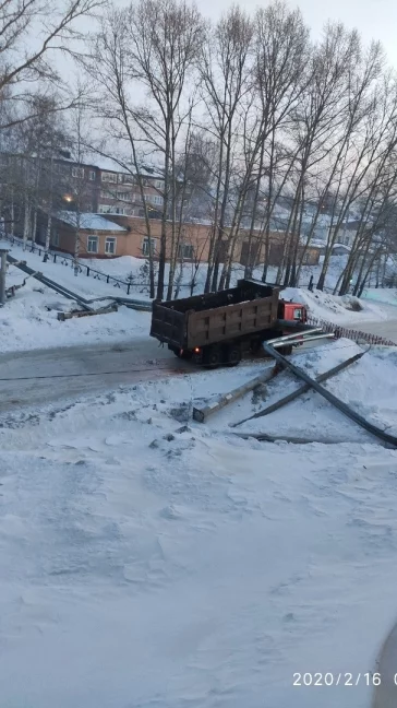 Фото: В кузбасском городе грузовик снёс теплотрассу 3