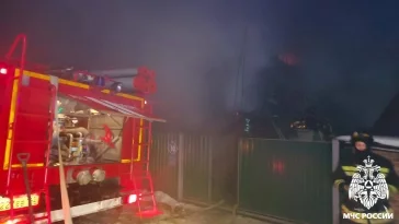 Фото: В Кемерове из-за печи сгорел частный дом, пожар тушили 19 человек 2