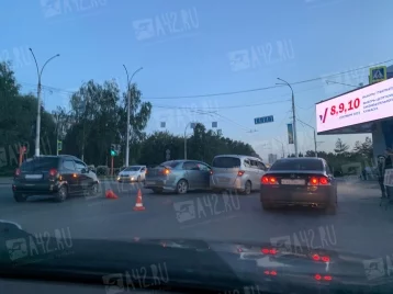 Фото: Иномарки столкнулись на перекрёстке двух проспектов в Кемерове  1