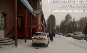 В Кемерове оштрафовали водителя, припарковавшегося на тротуаре 