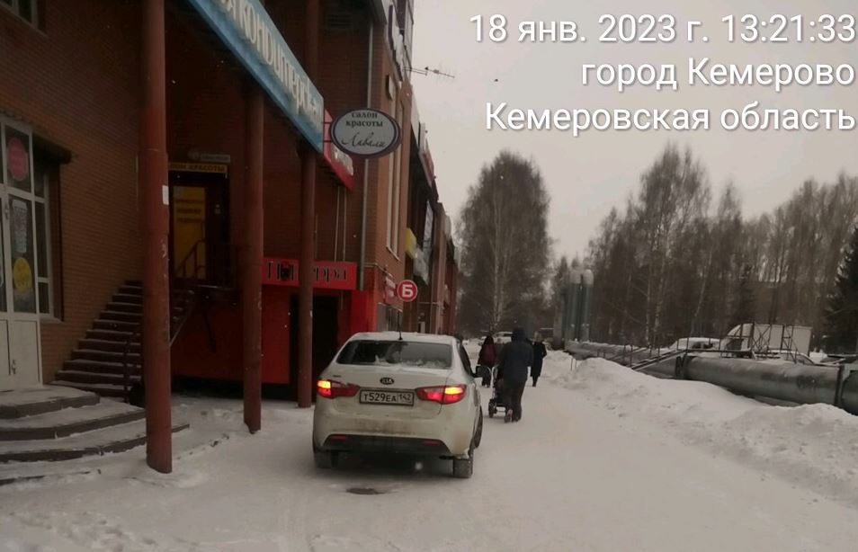 В Кемерове оштрафовали водителя, припарковавшегося на тротуаре 