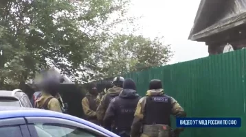 Фото: В Кузбассе женщина создала ОПГ: штурм дома наркоторговки сняли на видео 1