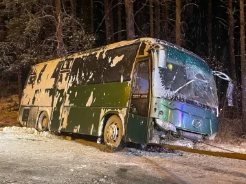 Фото: В Челябинской области опрокинулся автобус, перевозивший детей 1