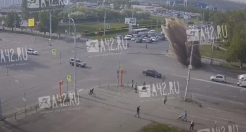 Фото: В Кемерове на оживлённом перекрёстке порыв воды разрушил асфальт, инцидент попал на видео 1