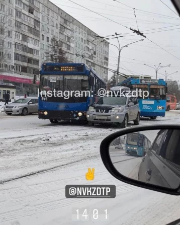 Фото: В Кузбассе последствия ДТП с автобусом, троллейбусом и автомобилем сняли на видео 1