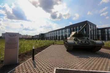 Фото: Танк Т-34 занял место около президентского кадетского училища в Кемерове 1