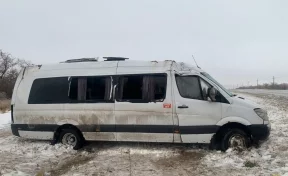 В Волгоградской области три человека пострадали при опрокидывании автобуса 