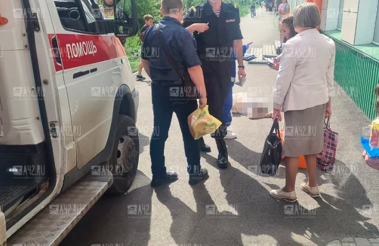 Фото: Очевидцы: в Кузбассе женщина выпала из окна пятого этажа и погибла 2