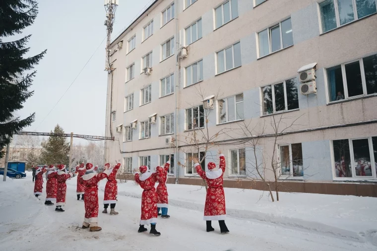 Фото: В Кемерове маленьких пациентов онкодиспансера поздравили 20 Дедов Морозов 2