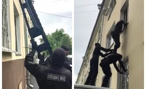 В Кузбассе штурм квартиры наркоторговки сняли на видео