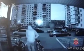 В Кузбассе кража трёх велосипедов из подъезда многоэтажки попала на видео
