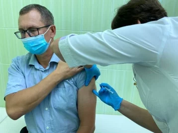 Фото: Глава кузбасского округа прошёл ревакцинацию от коронавируса 1