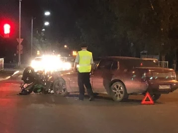 Фото: В Кемерове на перекрёстке столкнулись Lexus и мотоцикл 1