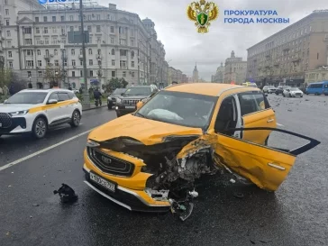 Фото: В массовом ДТП на Кутузовском проспекте в Москве пострадали 4 человека 2