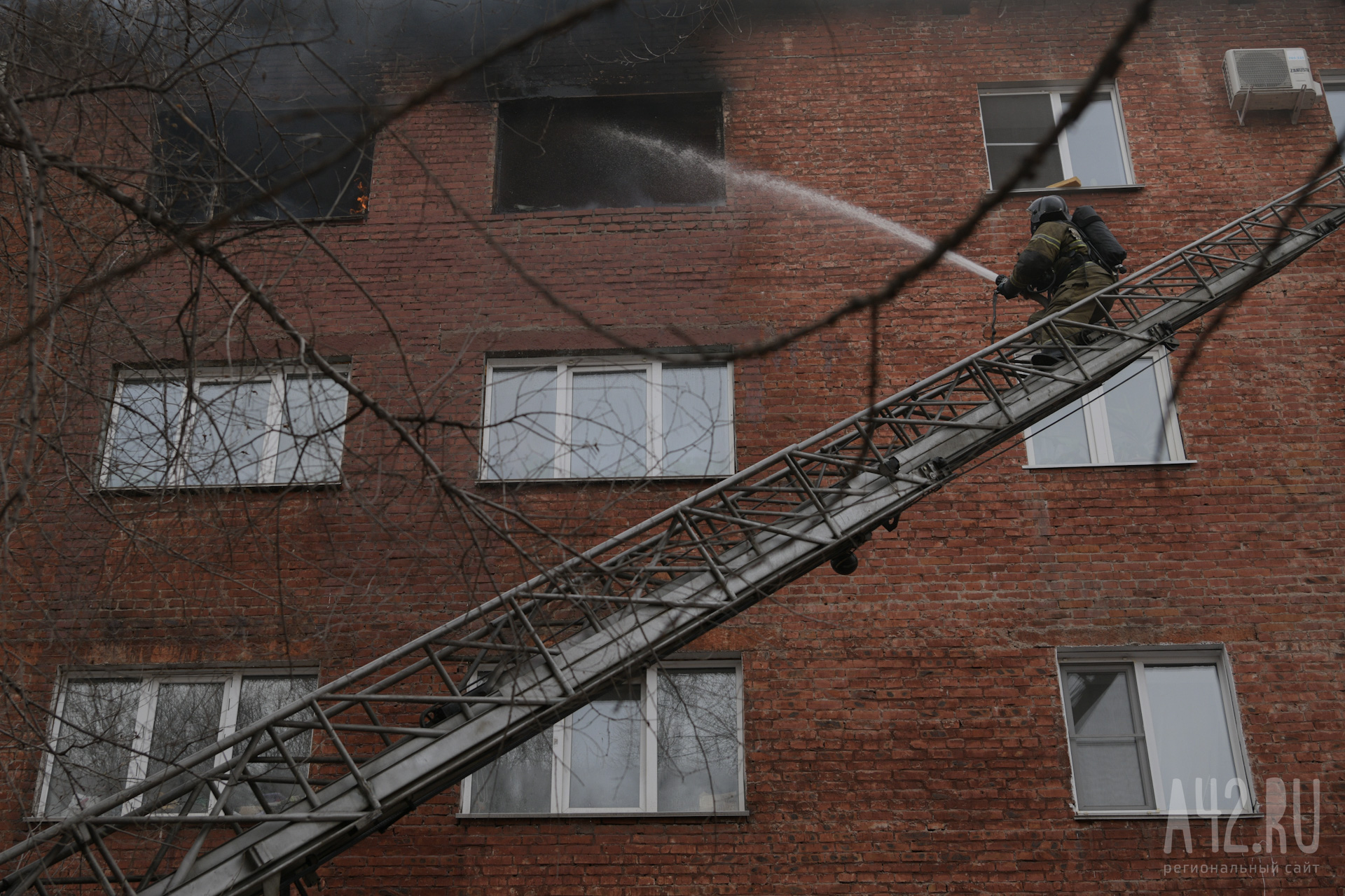 Пожар произошёл утром в пятиэтажке в Кузбассе
