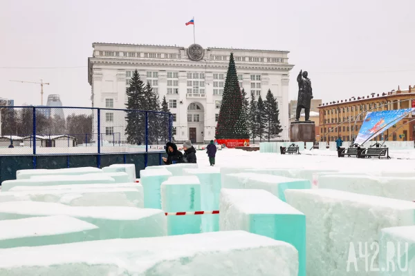 В Кемерове на площади Советов начали возводить ледовый городок