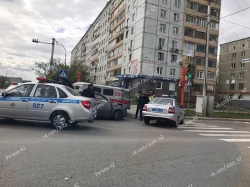 Фото: На кемеровском перекрёстке иномарка столкнулась со скорой  1