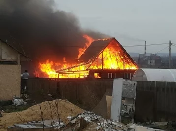 Фото: В Кемеровском районе сгорел частный дом с верандой 1