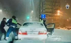 В Новой Москве двое мужчин напали на сотрудников ДПС 