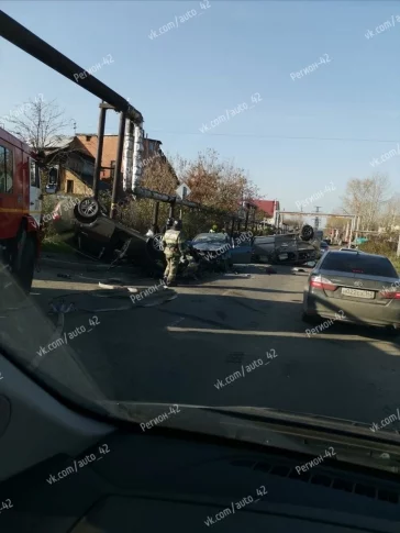 Фото: После тройного ДТП в Кемерове перевернулись две машины 3