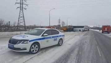 Фото: Два человека погибли и четыре пострадали в ДТП с грузовиком, автобусом и легковым автомобилем в Новокузнецке 3