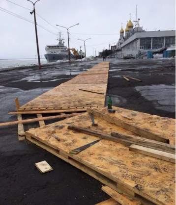 Фото: В Архангельске перед Арктическим форумом городскую набережную застелили паркетом 1