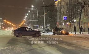 Момент серьёзного ДТП возле Парка Ангелов в Кемерове попал на видео