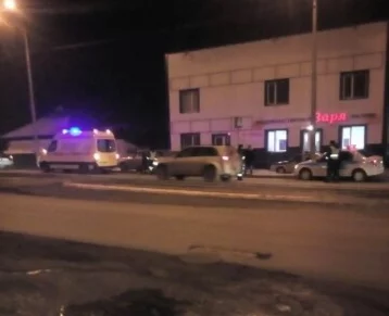 Фото: В Кемерове на Сибиряков-Гвардейцев автомобиль сбил человека 1